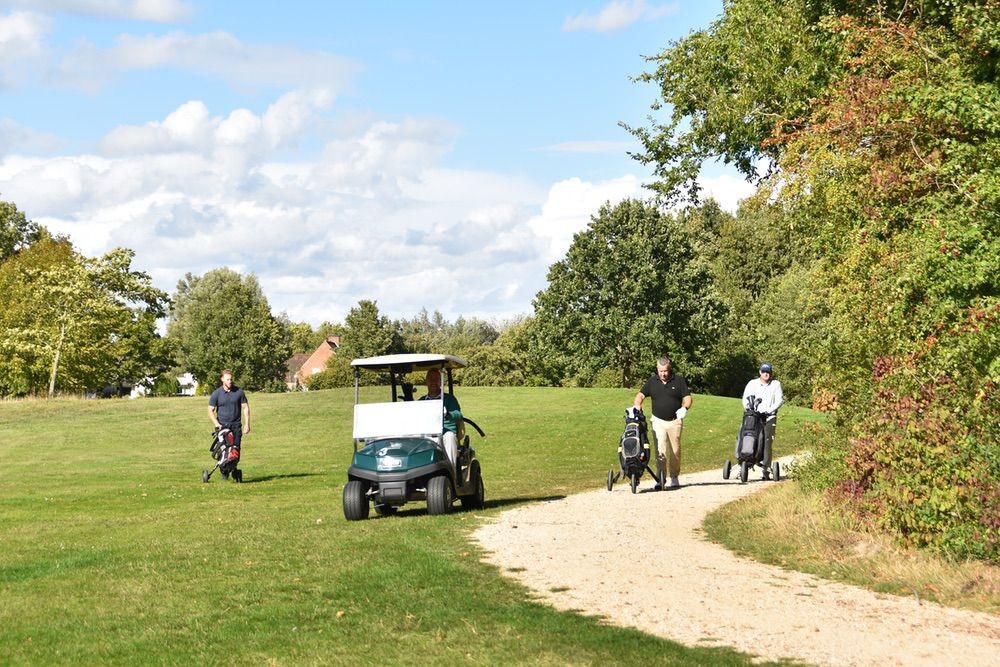 Golfkar op de golfbaan tijdens de Pinidraf Golfcup.